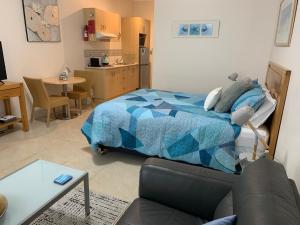 蚬壳港贝壳港鹈鹕休闲公寓的一间卧室设有一张床和一间客厅。