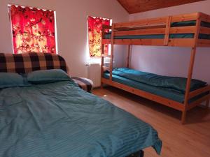 布雷亚扎Casa Vlazilor的一间卧室配有两张双层床。