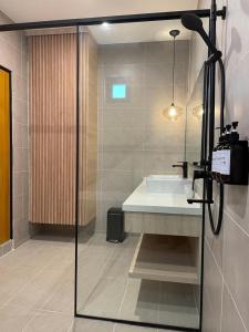 亚娄Arau House的浴室配有盥洗盆和浴缸。