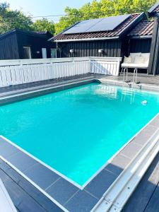 克里斯蒂安桑Brightside Apartment的蓝色的海水和白色的围栏游泳池