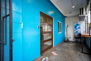仙本那Buddy Station的一间设有蓝色墙壁和门的房间