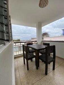 阿鲁沙Imbasa House - Arusha的美景阳台配有桌椅