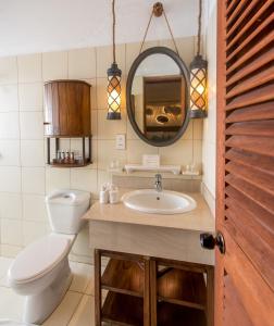 Makunudhoo马库努都岛的一间带卫生间、水槽和镜子的浴室