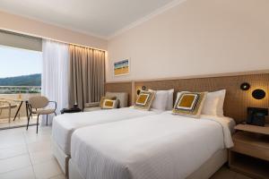 伊利索斯Electra Palace Rhodes - Premium All Inclusive的酒店客房设有两张床和一个阳台。