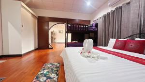 华欣The Sun House的一间卧室配有两张带红白色枕头的床
