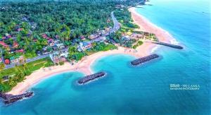 希克杜沃Sea Shell Villa Hikkaduwa 2 Separate Cabanas Ocean Front Villa的享有海滩的空中景色,在水中岩石