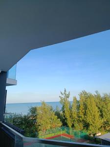 关丹Timurbay Seafront Residence Mawar Inap Homestay的从大楼的阳台上可欣赏到海景