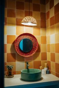罗夷Lagi Retreat homestay Home ngay mặt biển Lagi的一间带水槽和镜子的浴室