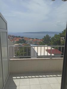 巴什卡沃达卢扎一室公寓酒店的海景阳台。