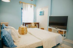 罗夷Lagi Retreat homestay Home ngay mặt biển Lagi的一间卧室设有一张带平面电视的床。