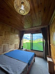 Sa PảTavanparadise homestay的一间卧室设有一张大床和大窗户