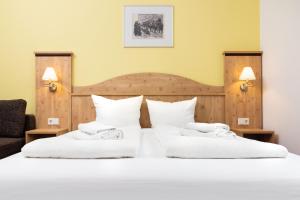 奥伯霍夫Gaststätte & Pension Waldschlösschen的配有白色枕头的酒店客房内的两张床