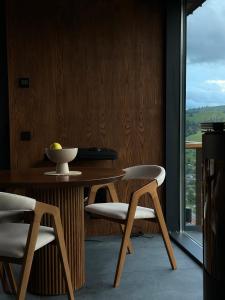 KrasnikKrasnyk Resort的一间带桌子和两把椅子的用餐室