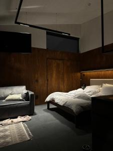 KrasnikKrasnyk Resort的一间带两张床和一张沙发的卧室