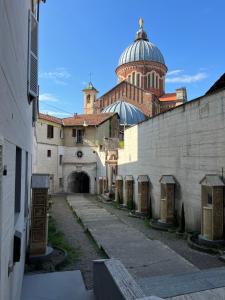 阿斯蒂La Nicchia的城堡中一条小巷,有圆顶建筑