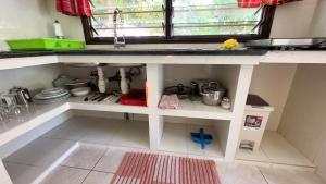 拉迪格岛杜罗谢椰树旅馆的厨房配有水槽和台面