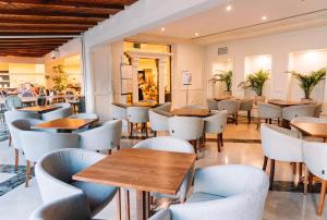 阿尔布费拉皇家贝拉维斯塔温泉酒店的一间在房间内配有桌椅的餐厅