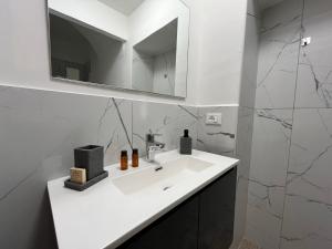 阿斯蒂La Nicchia的白色的浴室设有水槽和镜子
