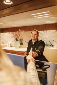 鹿特丹SS鹿特丹酒店与餐厅的站在镜子前的女人