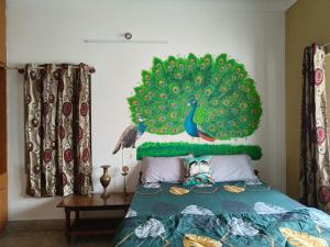 迈索尔Tusker Tribe的卧室的墙上挂着孔雀
