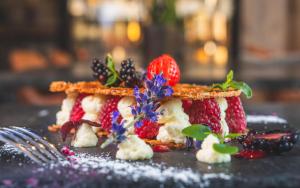 莱奥冈Stockinggut by AvenidA Hotel & Residences的桌上的松饼,包括草莓和浆果