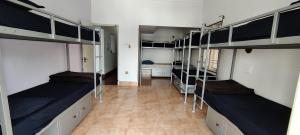 迈索尔Tusker Tribe的宿舍间设有双层床和走廊。