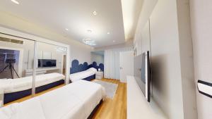 安曼Al Fares Luxury furnished Apartment-Damac Tower的酒店客房,设有两张床和镜子