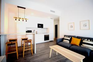 马拉加Del Parque Flats Urban Relax的带沙发的客厅和厨房