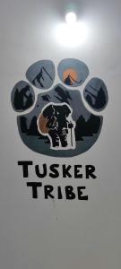 迈索尔Tusker Tribe的墙上的图斯凯部落标志