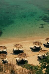 卡拉法蒂斯The Wild by Interni的海滩上的一把遮阳伞和椅子