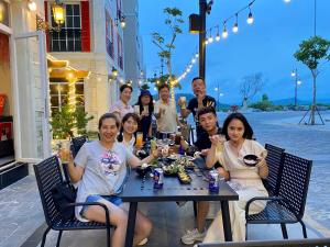 富国Labe Hotel Phú Quốc - Sunset Town - Địa Trung Hải的坐在桌子上的一群人