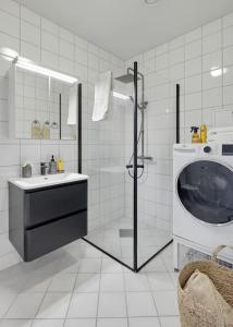 卑尔根Lys & luksuriøs leilighet midt i Bergen sentrum!的带淋浴、盥洗盆和卫生间的浴室