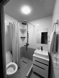 布哈拉Al Bukhari Boutique Hotel的白色的浴室设有卫生间和水槽。