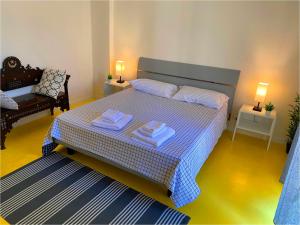 特拉帕尼Residenza San Teodoro的一间卧室配有一张床,上面有两条毛巾