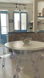 卡洛福泰La residenza del sindaco的厨房配有白色的桌椅