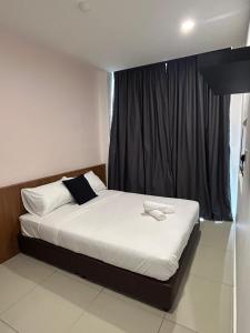 马六甲Pets and Family Guesthouse Kota Laksamana, Melaka的一间卧室设有一张大床和窗户