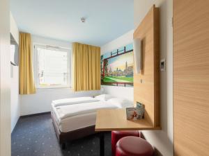 德累斯顿德累斯顿住宿加早餐酒店的酒店客房设有两张床和一张桌子。