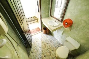 东德岛寿先生的简易别墅旅馆的一间带卫生间和水槽的小浴室