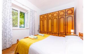 加塔Family House Gata的一间卧室配有一张大床和大型木制床头板