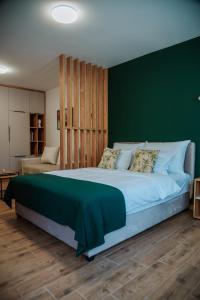 维尔蒂尼克Vila K2的一间卧室设有一张大床和绿色的墙壁