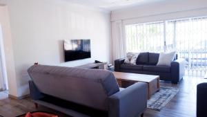 斯科特堡The Donga House - Luxury Home near Scottburgh Beach的客厅配有沙发和桌子