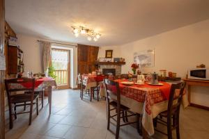 圣皮埃尔Eco Dimora Baltea - Affittacamere al Verde villaggio di Rumiod的一间带桌椅和壁炉的用餐室