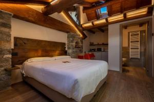 圣皮埃尔Eco Dimora Baltea - Affittacamere al Verde villaggio di Rumiod的卧室配有一张白色大床