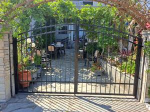 艾斯普罗瓦塔Sofia's Cottage的通往种植盆栽花园的开放式大门