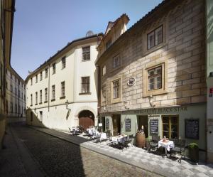 布拉格Black Star Suites的街道上拥有建筑和桌椅的街道