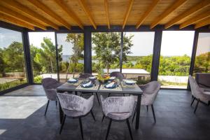 木洛希尼KastHouse Luxury mobile home Anika的一间带桌椅的用餐室