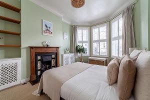 伦敦The Finsbury Park Collection的卧室配有白色的床和壁炉
