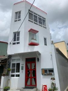北港镇177北港馆民宿的一间红色门的白色房子