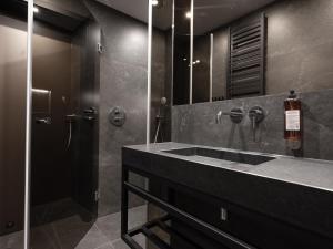 克拉科夫Art Suites Boutique Hotel - Krakow Center的一间带大水槽和淋浴的浴室