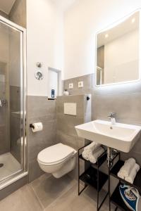 波鸿Super zentral I Frisch renoviert的一间带水槽、卫生间和淋浴的浴室
